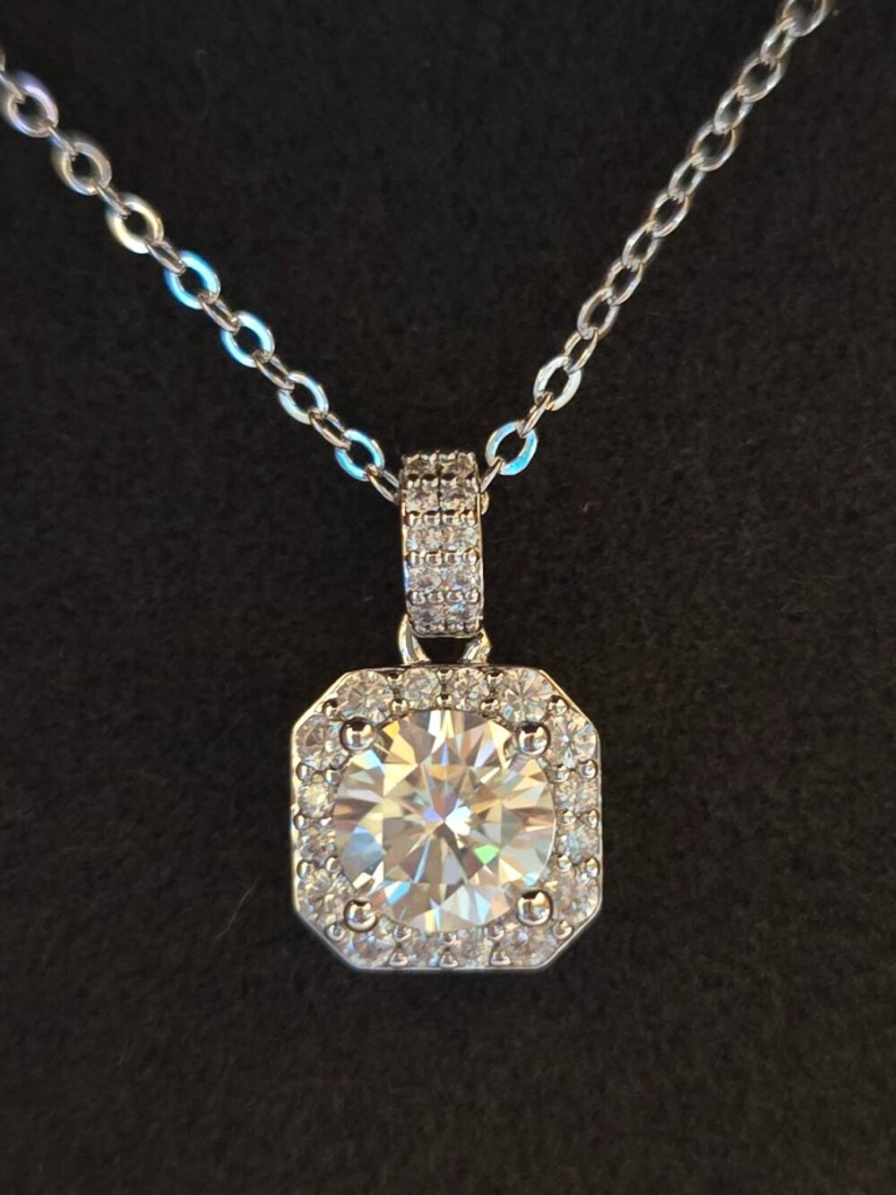 ✨ 1 CT Moissanite Halo Pendant Necklace – White Gold Plated ✨
